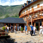 Pla general de l'entrada d'un dels restaurants del Resort del Pla de l'Ermita a Boí Taüll