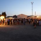 Pla general de multitud de persones al Festival de Cinema de la Terra Alta, amb 'foodtrucks', barra de bar i música en directe a la zona esportiva de Bot.