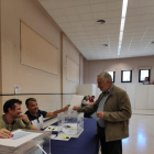 Antoni López votant el passat diumenge al seu col·legi electoral del Catllar.