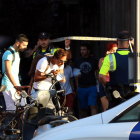Els agents alcen el cordó policial perquè en surtin els ciutadans confinats per l'atemptat terrorista al centre de Barcelona, el 17 d'agost de 2017.