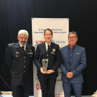 El agente Cristina Barot recogió el premio en nombre del equipo de educación vial de la Policía Local.