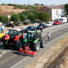 Plano abierto del corte de carretera en la C-12 en Flix por parte de campesinos afectados por el incendio de la Ribera d'Ebre.
