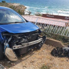 Imagen del estado en el que quedaron el coche y la barandilla a causa del accidente.