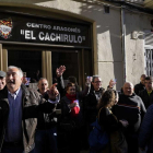 Imagen de algunos miembros de la asociación reusense Centro Aragonés Cachirulo celebrando el premio.