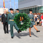 Agents de la Guàrdia Civil de Tarragona i autoritats en l'ofrena floral en l'acte institucional de la festivitat del Pilar.