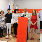 El candidato socialista, Andreu Martín, con los otros 5 concejales del próximo mandato, en la sede del PSC.