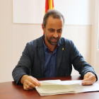 El director gerente de Prodeca, Ramon Sentmartí, mira documentación sobre las exportaciones.