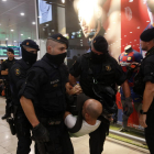 Varios policías desalojan a un hombre de la concentración de Pícnic per la República.