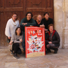 Els impulsors de la Fira Trapezi, amb el cartell de la 23a edició.