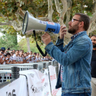 Pla mitjà del diputat de la CUP, Vidal Aragonès, parlant amb els treballadors de General Cable concentrats a les portes del Parlament, el 9 d'octubre del 2019.