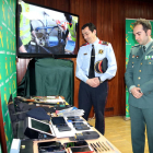 El capitán de la Guardia Civil, Gerardo Suárez, y el inspector de los Mossos d'Esquadra, Jordi Salvia, observan algunos de los objetos sustraídos, en la sede de la Guardia Civil en Huesca