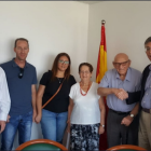 Bien Abir –segundo por la izquierda– dando la mano al embajador español en Israel el 26 de julio cuando se le comunicó la nacionalidad.