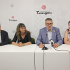 Pla mitjà de consellers d'ERC a l'Ajuntament de Tarragona, amb el cap de llista Pau Ricomà (amb el micròfon davant) fent declaracions.