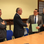 Imatge de l'acord signat perquè l'associació de productors de vermut passi la seu social de Madrid a Reus.
