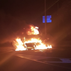 Imatge del vehicle, en flames.