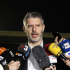 Andreu Van den Eynde en las puertas de Almeces atendiendo la prensa después de entrevistarse con Oriol Junqueras.