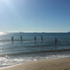 Imagen de gente bañándose en la playa del Milagro de Tarragona este 25 de Diciembre.