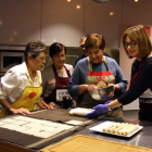 Un grup de dones cuinant canelons.