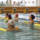 Mujeres operadas de cáncer de mama haciendo aquagym para recuperarse, en la piscina cubierta del Fornàs, en Valls.