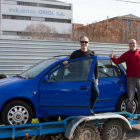 Carles Aliagas i Carles Barberà amb el cotxe que recorrerà el Mongol Rally.