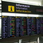 Pla general dels panells informatius de la terminal 1 de l'aeroport del Prat.
