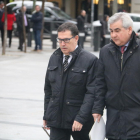El exsecretario general de Interior, César Puig, en las puertas de la Audiencia Nacional, y el abogado, Jaume Alonso-Cuevillas