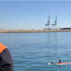 Un treballador de Repsol manipula un dron submarí al Port de Tarragona.
