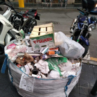 Imagen del saco de construcción lleno de basura en una acera de la calle Eivissa.