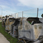 Imatges dels diferents contenidors cremats, a l'exterior de la Deixalleria Municipal de Tarragona.