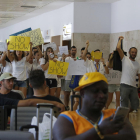 Plano abierto de los trabajadores de Ryanair manifestándose dentro de las instalaciones del Aeropuerto de Gerona-Costa Brava.