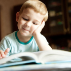 Un niño leyendo un libro