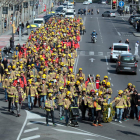 La manifestació de bombers a l'avinguda d'Aragó de Lleida.