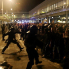 Imagen de un momento de una carga policial en el aeropuerto del Prat.