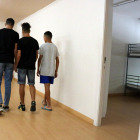 Tres menores migrantes en un centro de acogida de Badalona.