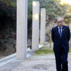 El president del Govern, Quim Torra, passejant al Fossar de la Pedrera, al cementiri de Montjuïc.