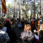 Miembros de Músics per la Independència de Igualada y de un grupo de personas interpretando canciones en el bosque del Catllar.