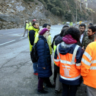El conseller Damià Calvet reunido con los técnicos de la Generalitat delante el desprendimiento de rocas.