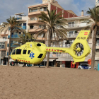 Imatge de l'helicòpter del SEM a la platja de Calafell.