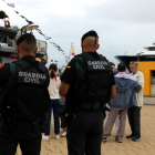 Pla obert de dos agents de la Guàrdia Civil d'esquenes fent tasques de vigilància del patruller Infanta Cristina ubicat al Moll de la Costa del Port de Tarragona. Imatge del 12 d'octubre del 2019 (Horitzontal).