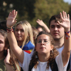 Primer plano de una chica con las manos levantadas durante la manifestación de estudiantes del 14 de octubre.