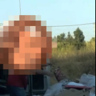 Captura del vídeo en el qual es pot veure el denunciat llançant residus en un abocador il·legal.