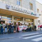Pla obert de la protesta de vigilants de seguretat davant l'estació del ferrocarril a Tarragona.