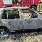 Imagen del vehículo incendiado en Vilabella.