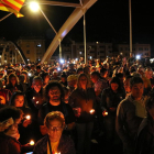 Pla picat d'una part del pont de l'Estat de Tortosa plena de gent amb espelmes durant al concentració en record dels presos. Imatge del 15 d'octubre del 2019 (horitzontal)