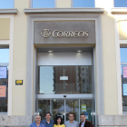 Imatge del grup d'empleats de l'oficina de Correos de Tarragona que han portat a terme aquesta iniciativa amb el reconeixement.