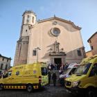 Pla general dels serveis d'emergències mèdiques davant de l'església i el campanar de Centelles