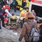 Los servicios médicos atienden a uno de los heridos a la explosión del campanario de Centelles