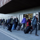 Pla general de turistes suecs arribant a l'Aeroport d'Alguaire per marxar a esquiar a Andorra i la Val d'Aran.
