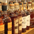 Imatge d'arxiu de diverses ampolles de Whisky