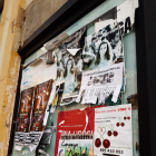 Imagen de varios carteles colgados en una zona no autorizada en Tarragona